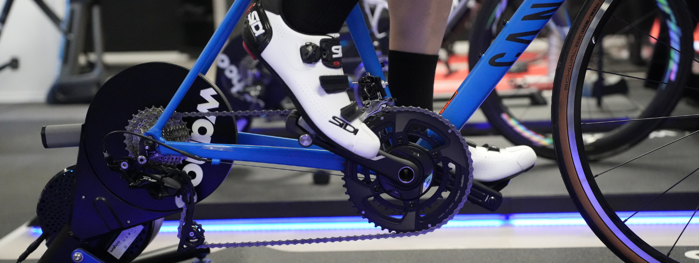 Magene PES P515 wattm&aring;leren og Garmin Rally RK200 wattpedalerne ses her monteret p&aring; den samme cykel.